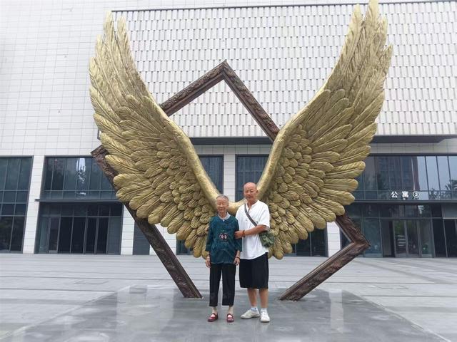 58岁儿子带百岁母亲自驾游中国，重阳节登黄鹤楼望远