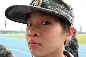 军训中的全红婵和陈芋汐，唱歌“划水”，眼睛肿的像“铜铃”图片