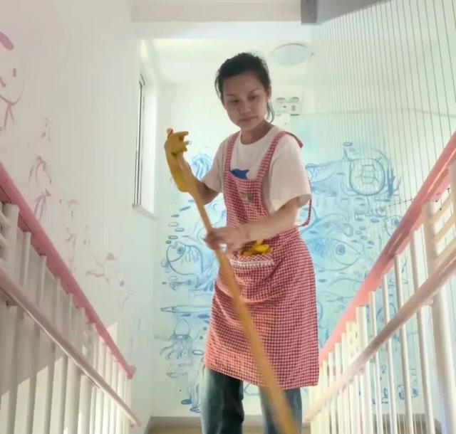 火了！上海45岁二胎妈妈找工作！保育员、陪诊师、试吃员...临时工统统尝试一遍，她感叹→