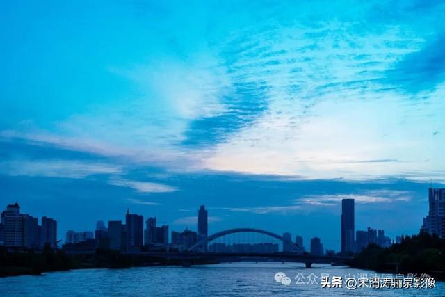 甘肃兰州：兰州两日游之兰州黄河铁桥中山桥夜景醉人 大气磅礴