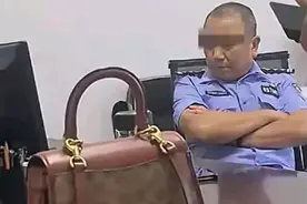 我要睡觉！四川女子上班时间敲门办业务，竟遭交警怒怼图片