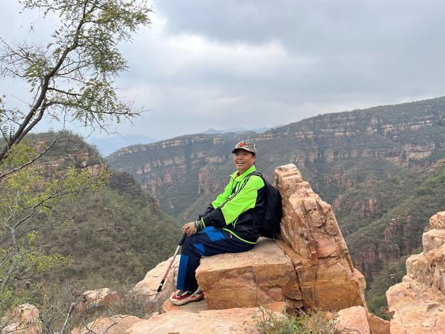 雾锁风挡山，红叶引客来