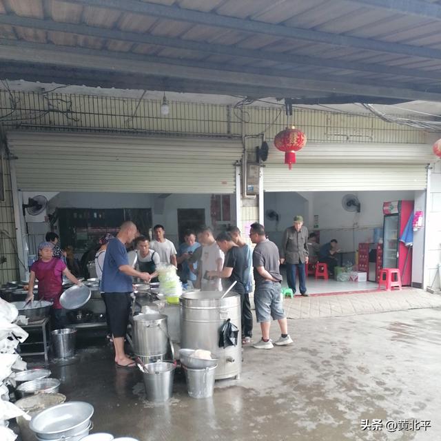 广西百色靖西市与越南交界的新兴街，边境街上的小吃卷粉真好吃