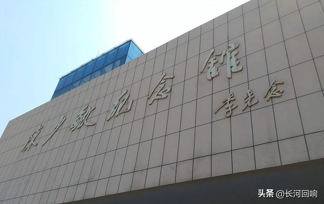 1968年，当举手表决开除刘少奇党籍时，她是唯一没有举手的人