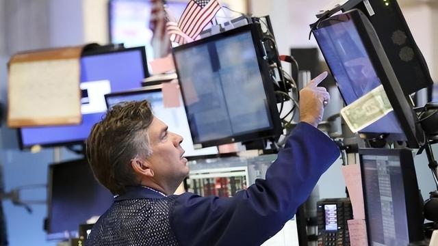 中国再抛61亿美债，特朗普破防了	，美媒：想赢中国只有1条路可选