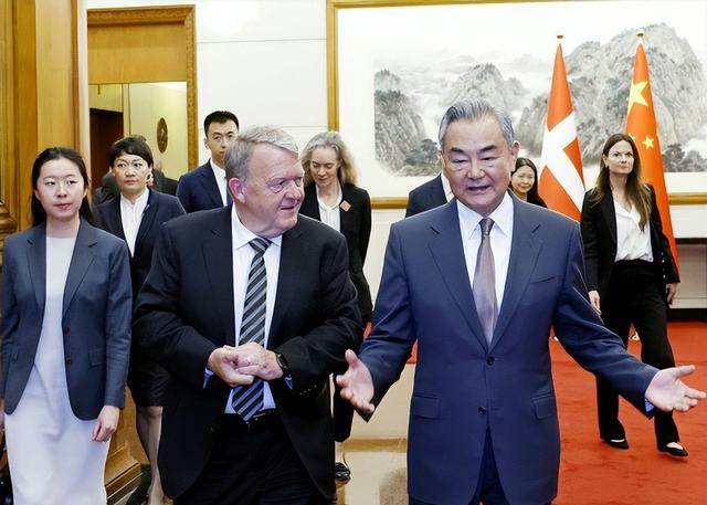 最后通牒已下，特朗普点名中俄，丹麦通告全球：禁止中国上岛投资