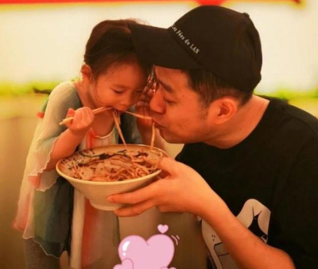 53岁刘钧现状：住北京郊区别墅，一直未婚与小猫作伴	，自己做饭吃