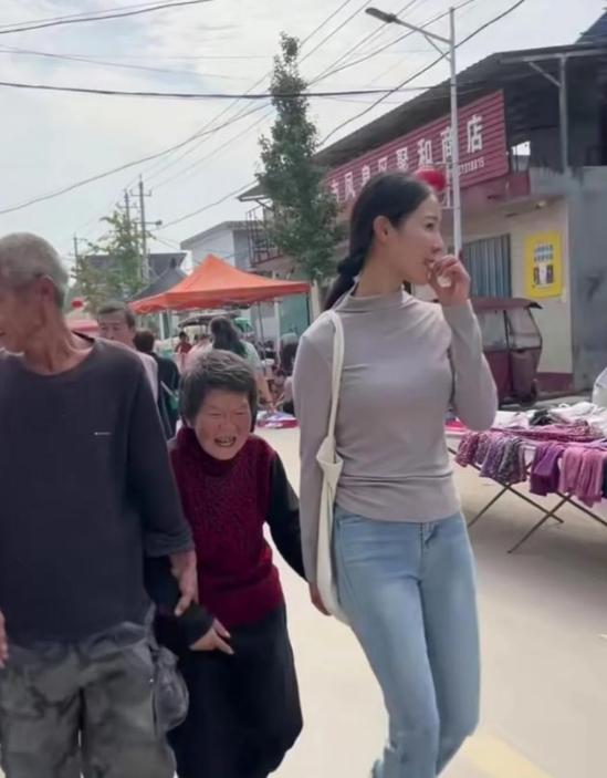 网红李富贵带46位老人去旅行，听戏吃大餐，《人民日报》点赞转发