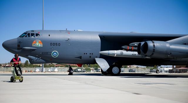 美国2025军力报告失声，硬气话术消失，中国装备戳中痛点