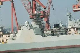 大连船厂5艘052D集中舾装，停满整个码头，干船坞腾空或开工航母图片