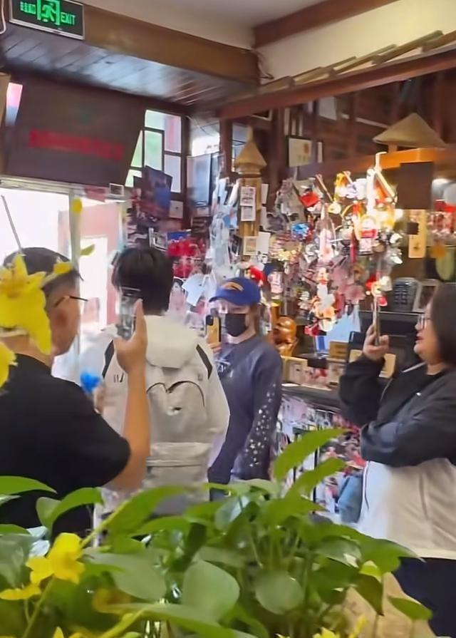 王楚钦让老板娘赚大了，喜笑颜开的在前面带路，为牛冠凯点赞