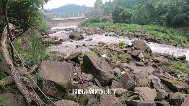 重庆渝北水库边发现神秘悬崖洞，传闻是旧时大地主私藏财宝的据点