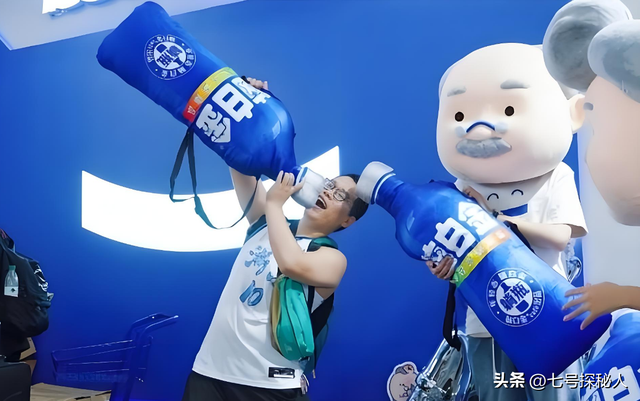 2023年，营销天才再出山，赚完老人钱，这次手伸向00后，狠赚百亿