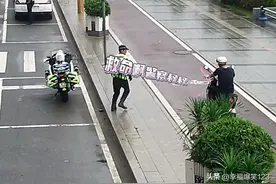 笑死了！萌娃坐车喊“救命”被路边交警拦截。网友：原来竟是这样图片