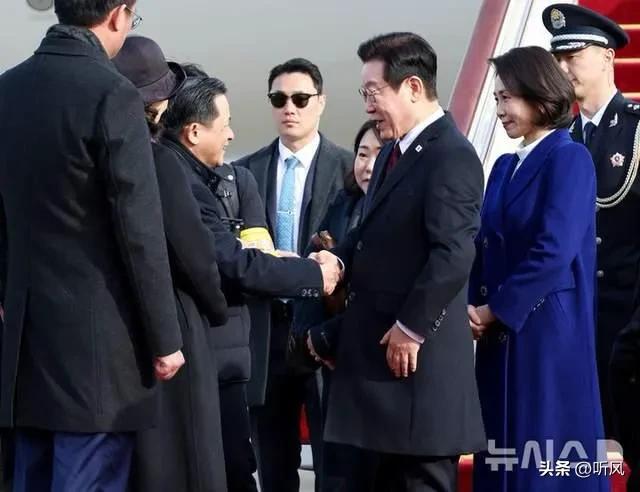 59岁韩国第一夫人首次访华火了！光腿穿大衣美翻，接机兵哥哥威武