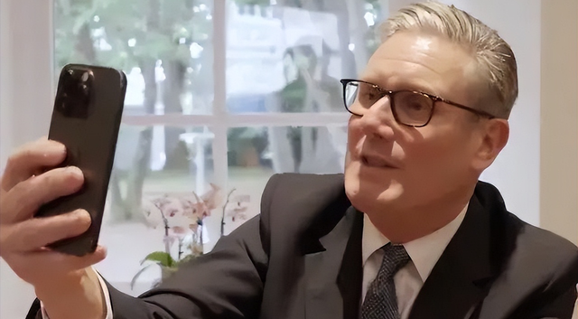 对中国有戒心？斯塔默专机落地神情紧张，随身携带的设备不简单