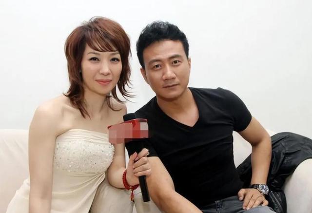 原来他们是夫妻，《归队》他又火了，和老婆因戏生情儿女双全