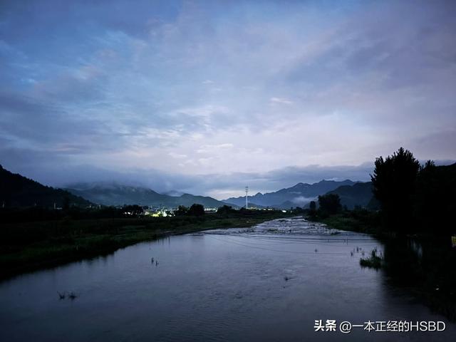 暴雨过后云雾之上，彩虹晚霞遥相辉映