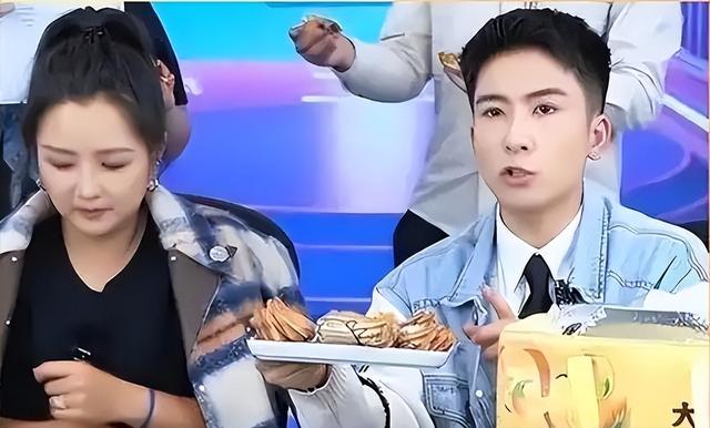 39岁何洁不忍直视，腋下勒出副乳肚子三层肉，要养4个娃操劳疲惫