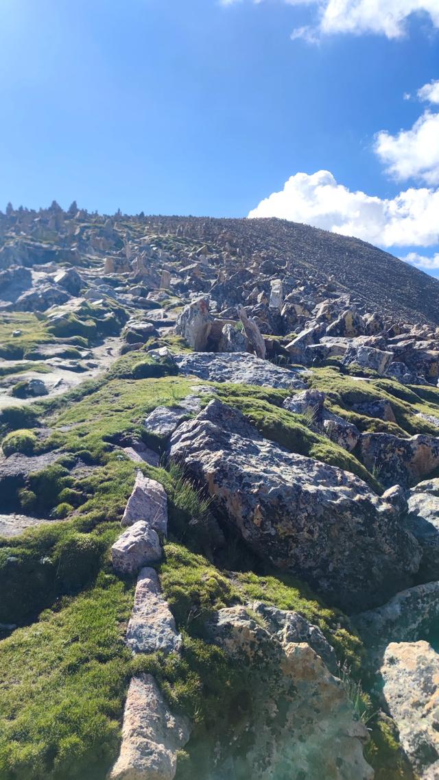 爬拉萨哲蚌寺后山，从海拔3600米到山顶5300米，上下20公里