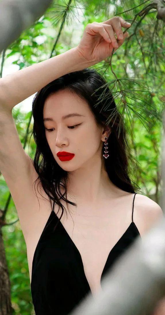 32岁李梦真空上阵，几乎全裸，这跟不穿有啥区别？网友直呼太辣眼