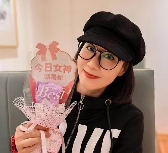 夫妻俩为了不变老，坚持31年不吃肉不生子，如今59岁近照太尴尬