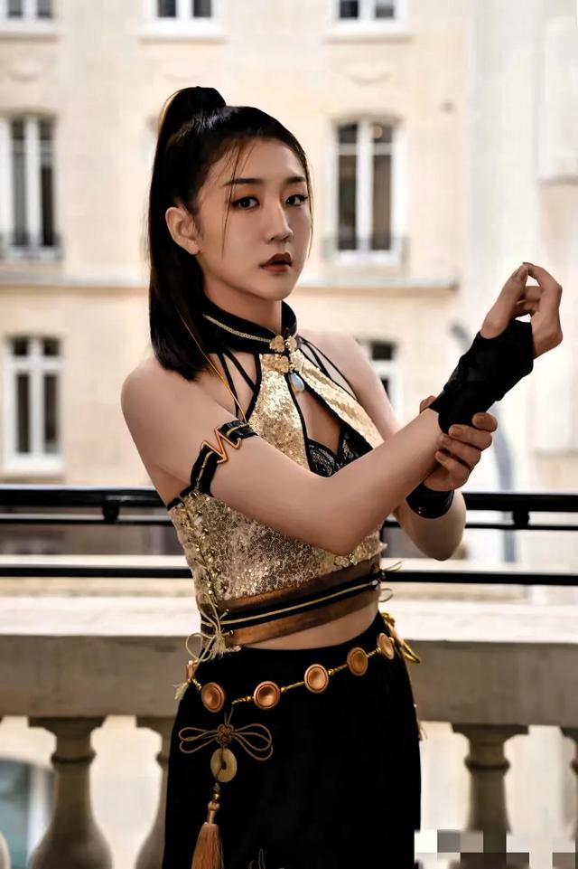 天呐！陈梦不打球穿衣很放得开啊 挂脖上衣露出小蛮腰 性感不失优雅
