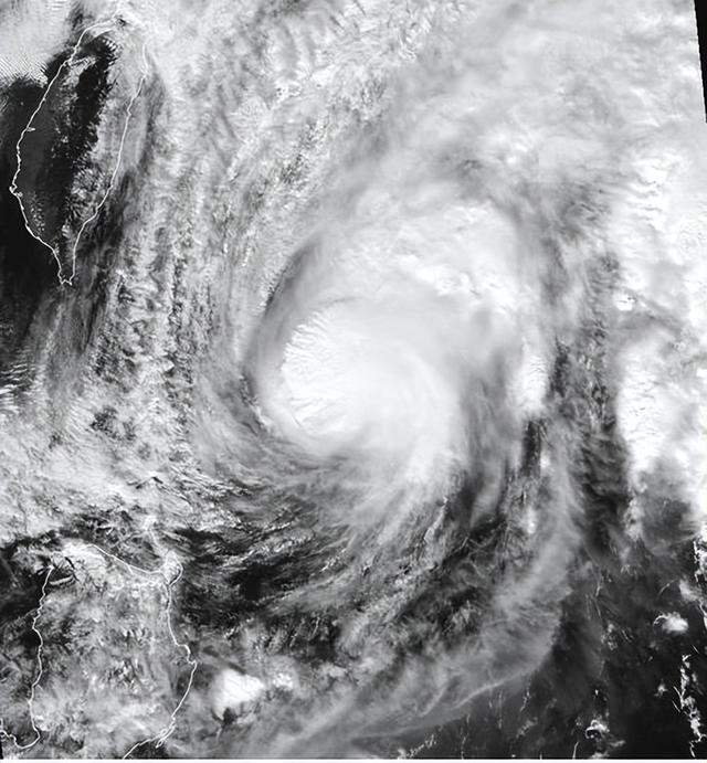 菲律宾台风伤亡惨重，美日澳盟友集体沉默，马科斯宣布紧急状态