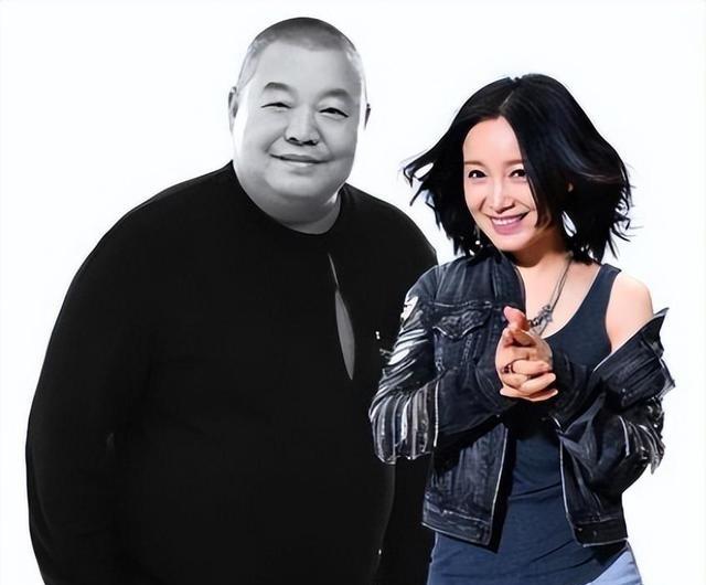 5次登上春晚，被恩师夺初夜，轻生未遂后强制堕胎，56岁无人敢娶