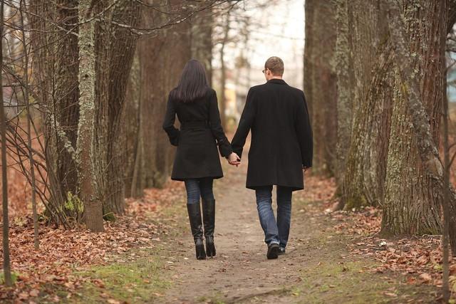 我和男闺蜜去看午夜场电影，散场后，却看见老公在影院门口