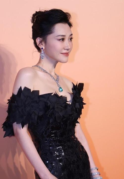 她一生 “风流成性、老少通吃”，撩汉无数，现如今56岁却依旧单身