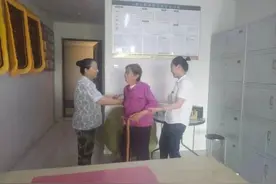 九旬老人颤颤巍巍地在小区广场徘徊，物业经理助其回家图片