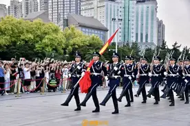 祝福祖国！今晨的南昌八一广场，热血沸腾图片