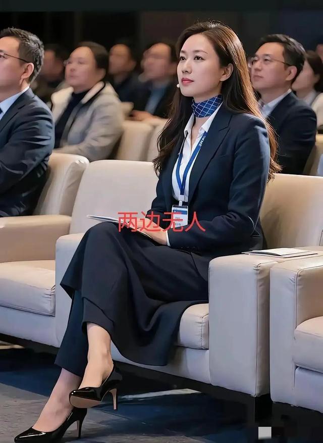 她两边都没人坐，是因为她太漂亮，男人都自卑了无人敢坐吗