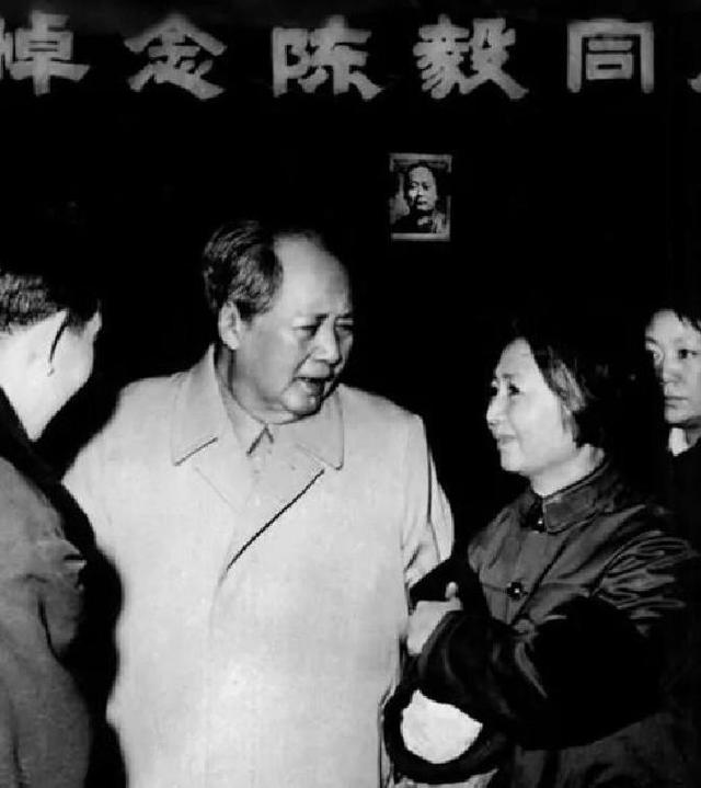 1962年，与周总理贺龙一起喝酒，陈毅猛地惊叫：张茜，我的脚好痛