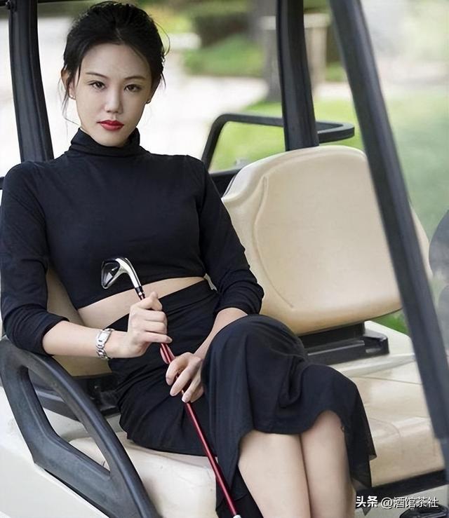父亲是央视“一哥”，母亲是商业精英，他却凭一己之力娶影后之女
