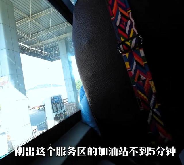 活久见！湖北小伙报团旅行，大妈车上当众大便，全员被臭的捂鼻子