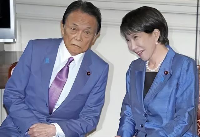 别再看表面了！东北亚反包围成型，美国航母退得比谁都快