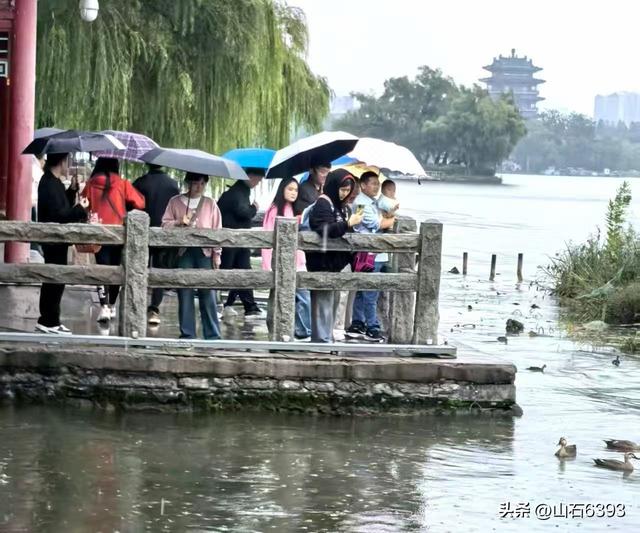 新华社原军事记者陶俊峰泉城美拍：《秋雨中游览大明湖》