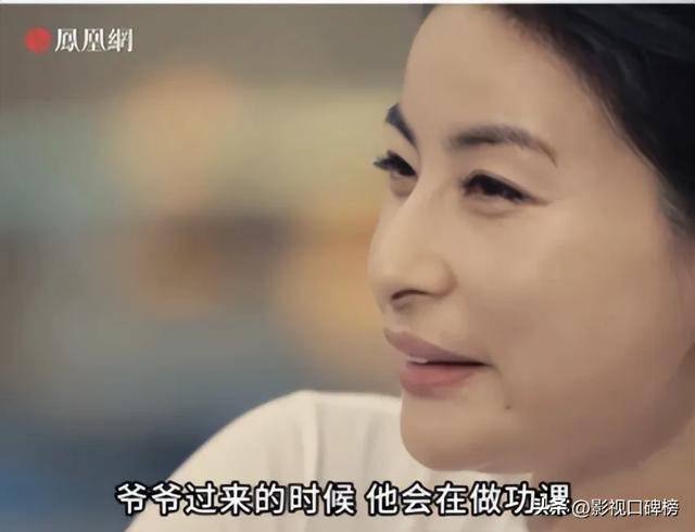 郭晶晶夫妻俩在高铁站被偶遇，没有戴口罩，霍启刚拉着破旧行李箱