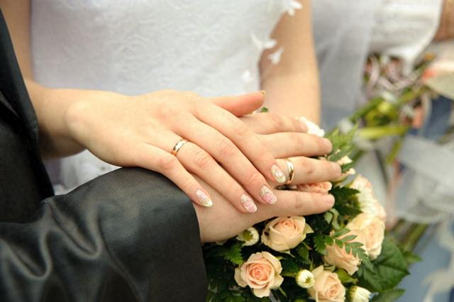 婚礼成本逼疯年轻人，结婚戒指成牺牲品，不是不想买而是买不起