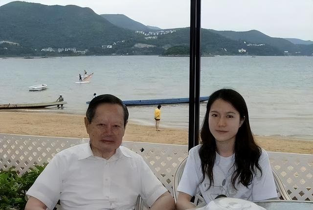 杨振宁去世，翁帆发文悼念！49岁无儿无女的她，将何去何从？