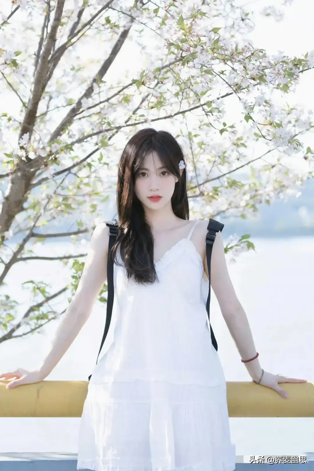 河南洛阳一校花美出圈了，五官精致，倾国倾城，美得让人移不开眼