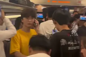 闹大了！动车上一百多人有票无座，因座位被二次销售，12306回应图片