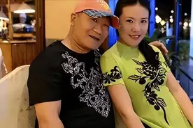 61岁谢东再当爹！小他22岁的娇妻挺着大肚子下跪磕头，被批没规矩图片