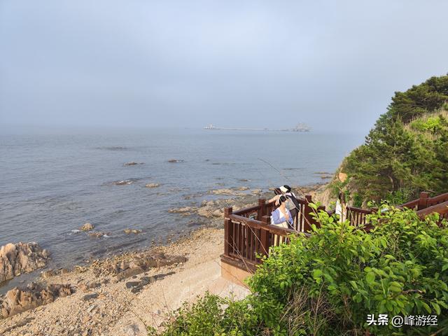 月亮湾看小朋友在礁石间捉螃蟹，徒步海昌渔人码头沐浴清爽海风