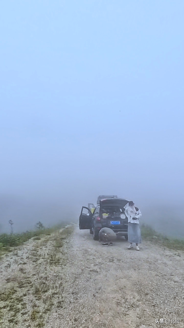 美丽的夕阳伴随欢乐的晚餐 露营桂林全州天湖二王山（1）