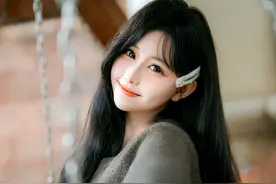 生日那天，女友的竹马竟当众亲了她，我笑着鼓掌并祝他们白头偕老图片