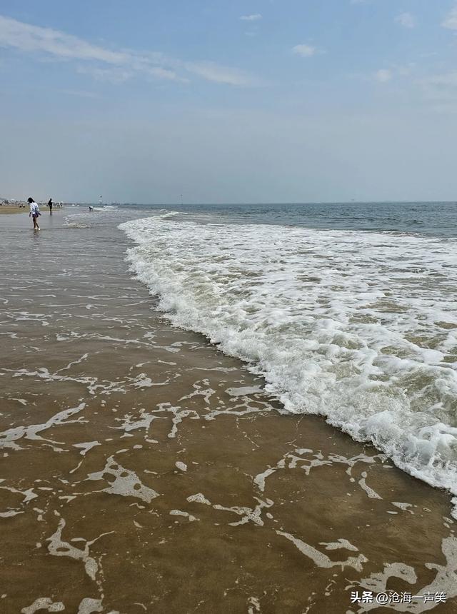 听，海的声音，是汹涌澎湃，是波涛滚滚，是风平浪静，是海风徐徐