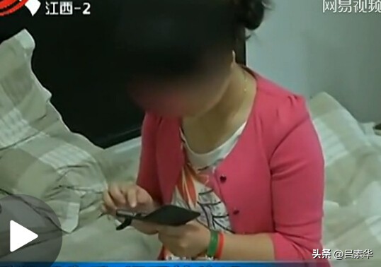 女子自拍时手机掉落意外成转场视频